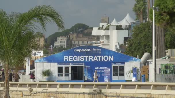 Caminhando Pela Tenda Mipcom — Vídeo de Stock