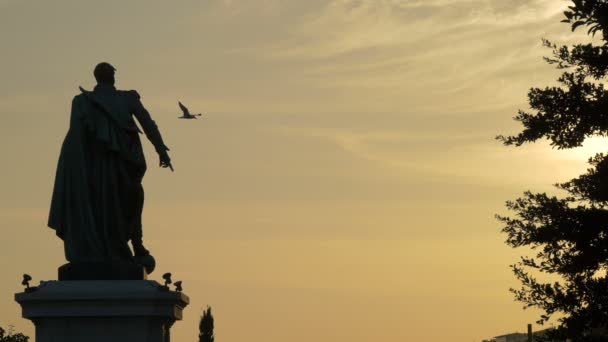 Eine Statue Bei Sonnenuntergang — Stockvideo