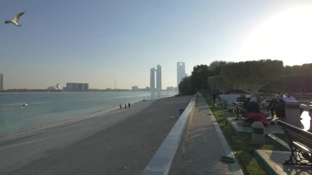 Edificios Abu Dhabi Vistos Desde Paseo Marítimo — Vídeos de Stock