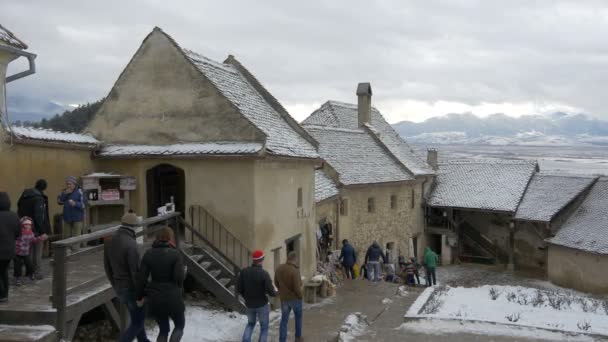 Rasnov城堡院子里的游客 — 图库视频影像