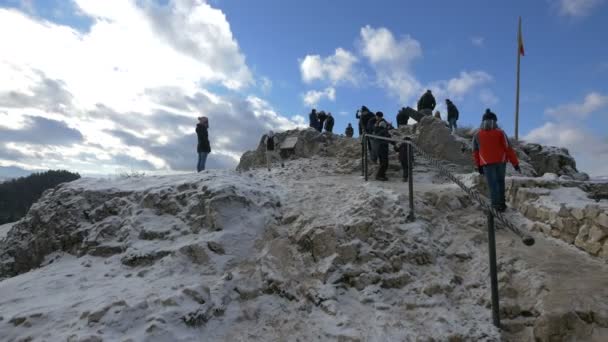 Turiștii Vizitează Ruinele Într Iarnă — Videoclip de stoc