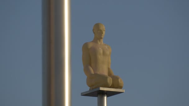 Закрыть Статую Сидящего Человека — стоковое видео