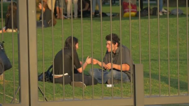 Dos Personas Fumando Césped Verde — Vídeos de Stock