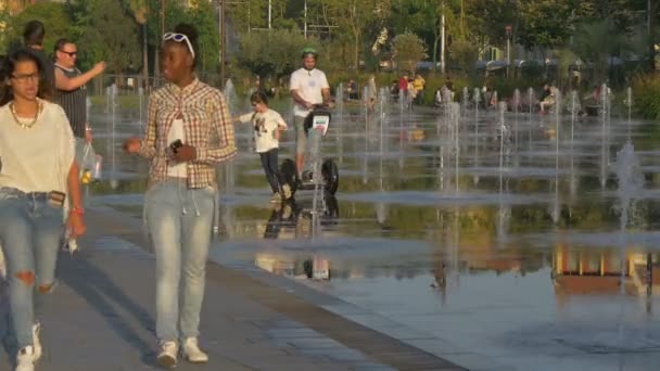 Människor Rider Segway Genom Vattenstrålar — Stockvideo