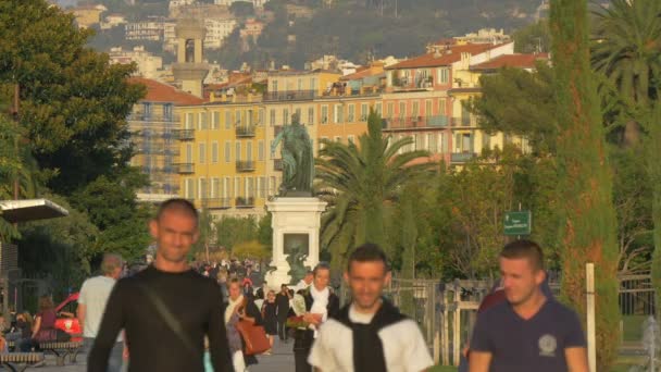 Mensen Een Trottoir Bij Een Standbeeld — Stockvideo