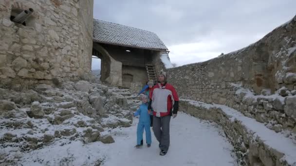 Famiglia Visita Rasnov Cittadella Una Giornata Invernale — Video Stock