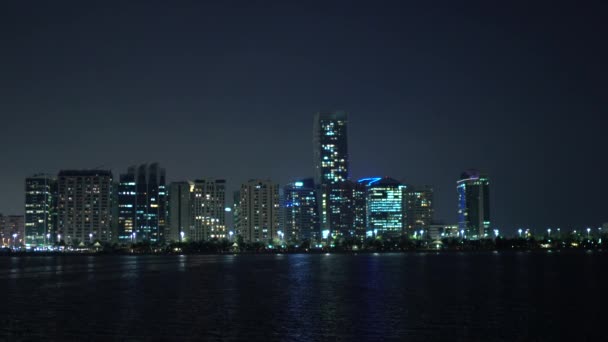 Épületek Felhőkarcoló Látható Éjjel Abu Dhabi — Stock videók