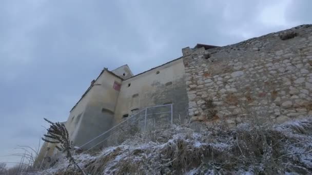 Låg Vinkel Rasnov Citadell Vintern — Stockvideo