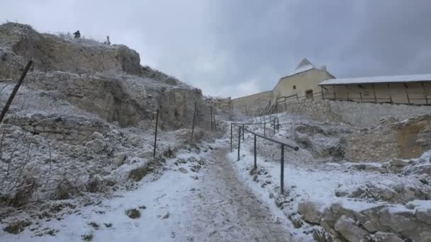 Steegje Naar Rasnov Citadel Tijdens Winter — Stockvideo