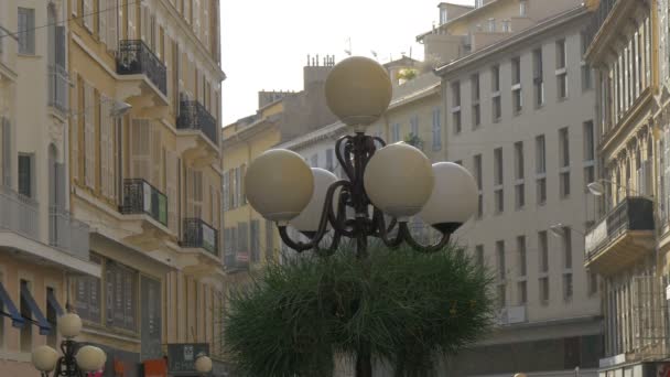 Globe Lamp Post Een Straat — Stockvideo