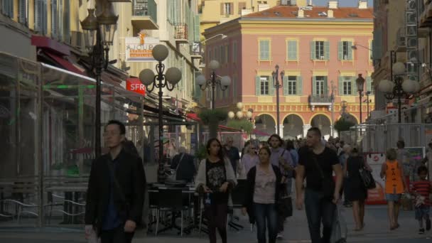 Una Calle Peatonal Llena Gente — Vídeo de stock