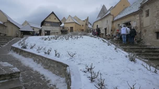 Persone Che Visitano Cittadella Rasnov Durante Inverno — Video Stock