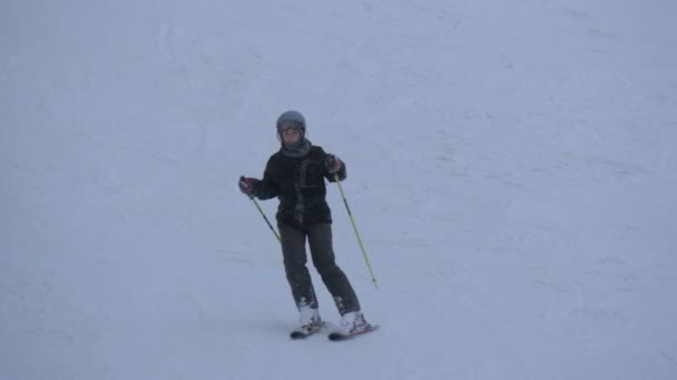 Mujer Esquiando Una Estación Esquí — Vídeos de Stock
