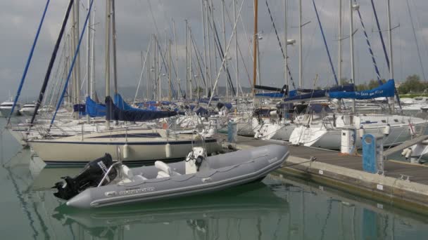 Schlauchboot Und Segelboote Hafen Verankert — Stockvideo