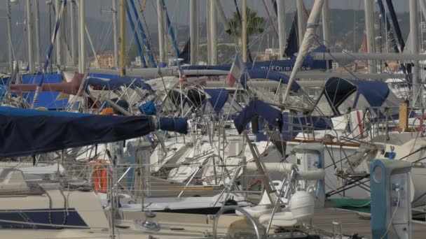 Schwimmende Boote Einem Ponton Verankert — Stockvideo