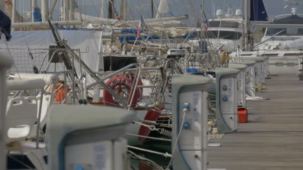 Pontão Com Barcos Ancorados — Vídeo de Stock