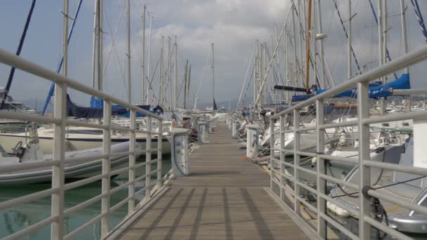 Blick Auf Ponton Und Segelboote — Stockvideo