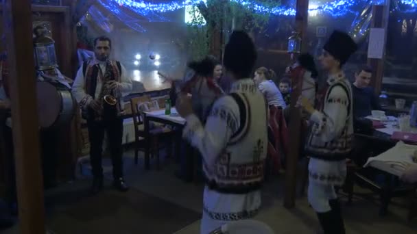 Hombres Bailando Tocando Música Tradicional — Vídeo de stock