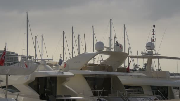 Drapeau Français Sur Les Yachts Amarrés — Video