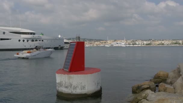 Ηλιακό Πάνελ Κοντά Στην Ακτή — Αρχείο Βίντεο