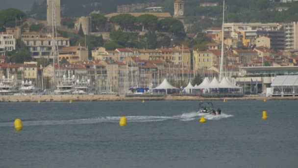 Wakeboarders Atrás Barco Velocidade Cannes — Vídeo de Stock