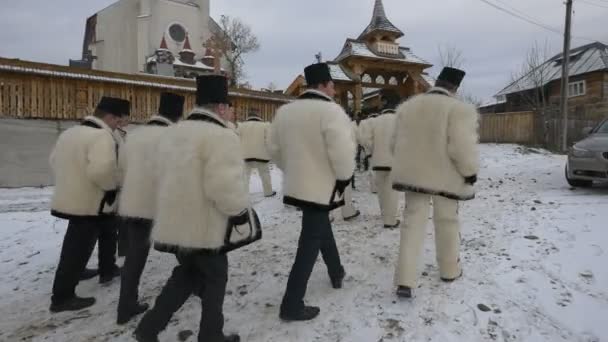 Contadini Che Camminano Verso Chiesa Oncesti — Video Stock