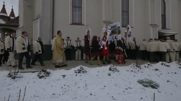 Boeren Wandelen Langs Kerk Oncesti — Stockvideo