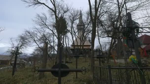 Cementerio Cerca Iglesia Madera Oncesti — Vídeos de Stock