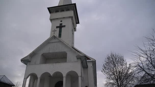 オンセステシの教会の低角度ビュー — ストック動画
