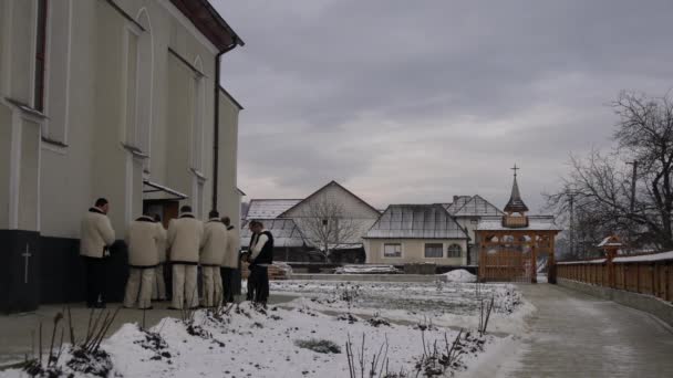 Män Står Framför Kyrkan Oncesti — Stockvideo