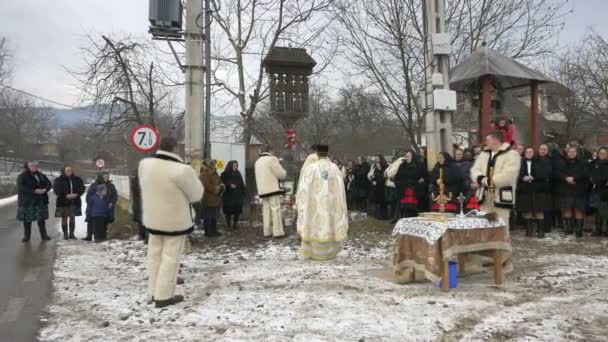 Sacerdote Benedicendo Una Croce Maramures — Video Stock