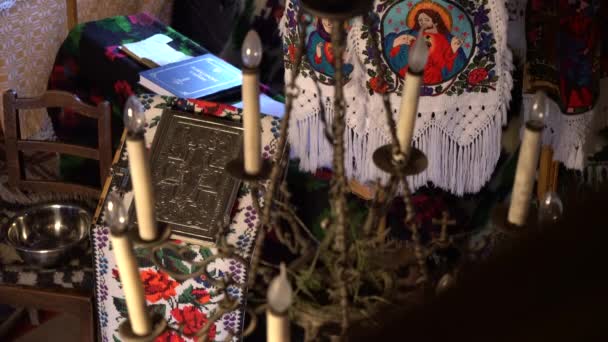 Θρησκευτικά Αντικείμενα Στην Ξύλινη Εκκλησία Oncesti — Αρχείο Βίντεο