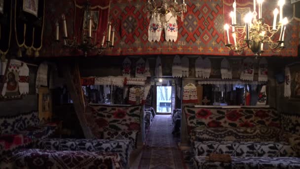 Traditionelle Decken Der Holzkirche Oncesti — Stockvideo