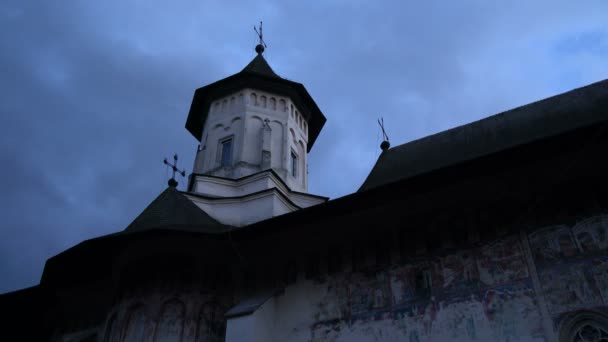 Vista Ángulo Bajo Torre Del Monasterio Moldovita — Vídeos de Stock