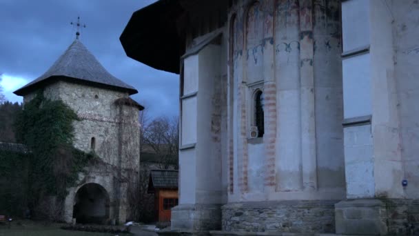 Monasterio Moldovita Entrada Patio Por Noche — Vídeos de Stock