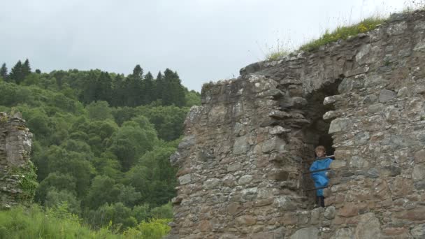 Băiat Interiorul Unui Castel Ruinat — Videoclip de stoc