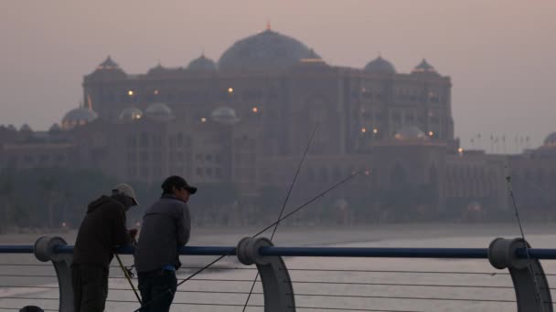Mężczyźni Łowiący Ryby Wieczorem Abu Dhabi — Wideo stockowe