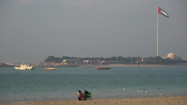 人们在阿布扎比的海滩上放松 — 图库视频影像