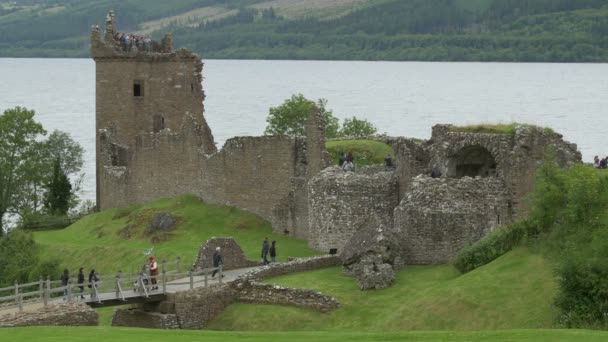 Touristen Burgruine See — Stockvideo