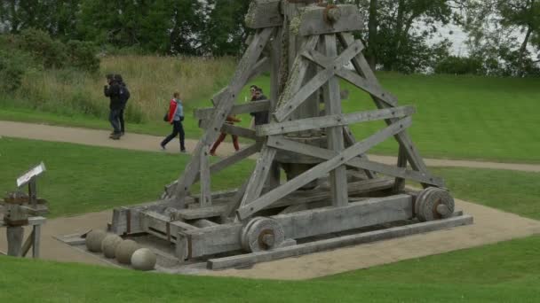 Lutning Upp Trä Trebuchet Replika — Stockvideo