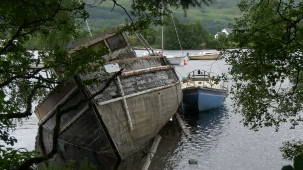 Ein Halb Gesunkenes Fischerboot — Stockvideo