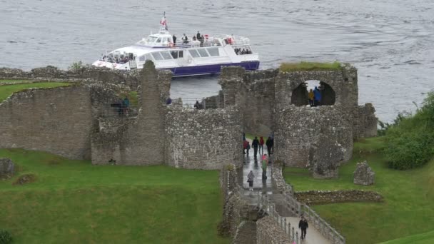 Een Rondvaartboot Varen Door Kasteel Ruïnes — Stockvideo