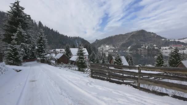Χιονισμένο Δρόμο Που Οδηγεί Ορεινό Χωριό — Αρχείο Βίντεο