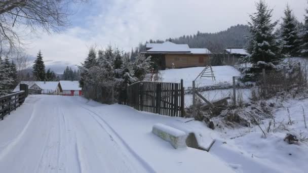 穿过村庄的雪地路 — 图库视频影像