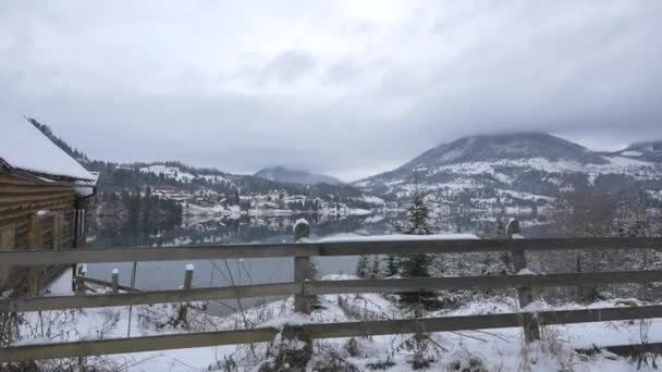 Lacul Munții Văzuți Din Satul Colibita Secvență video de stoc
