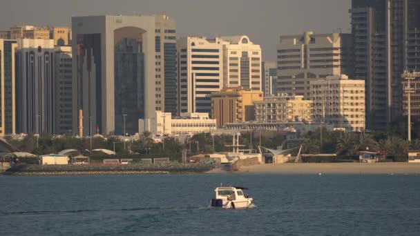 Boot Zeilen Abu Dhabi Baai — Stockvideo