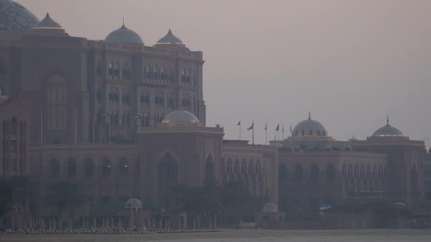 Avondzicht Het Emirates Palace Hotel Abu Dhabi — Stockvideo