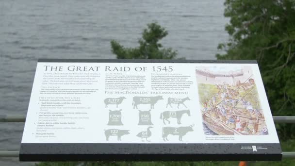 Une Plaque Information Touristique Près Lac — Video