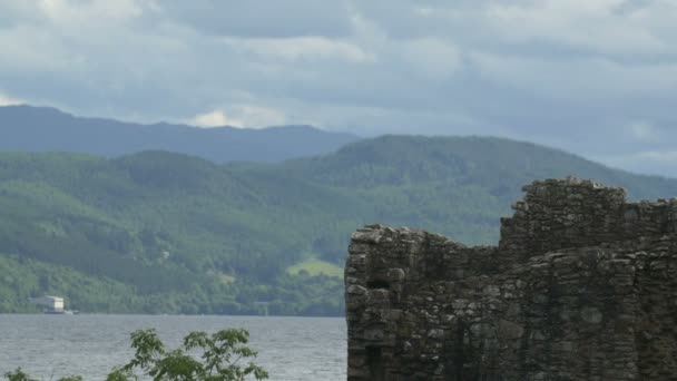 湖による塔の遺跡 — ストック動画