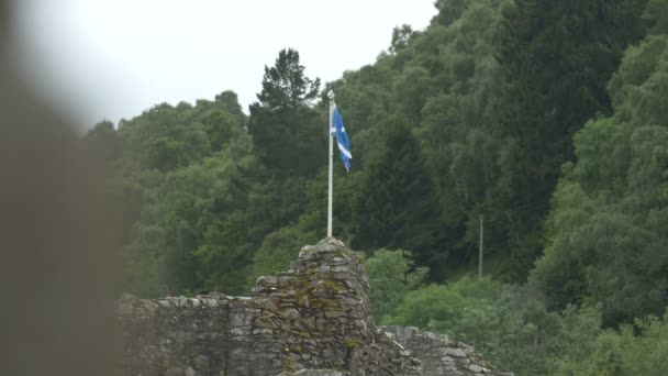 Шотландский Флаг Размахивающий Каменной Стене — стоковое видео